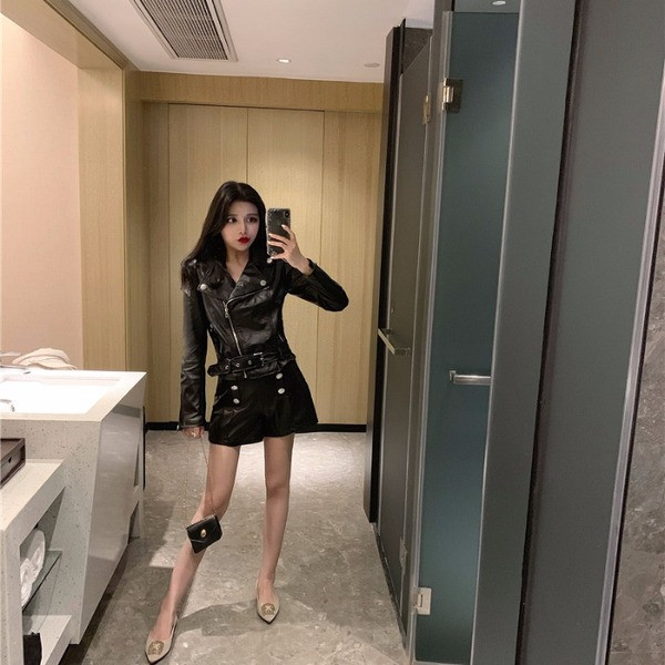 Set jacheta si pantaloni scurti de dama din piele ecologica de culoare neagra