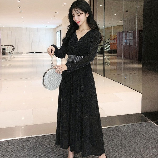 Rochie modernă de damă cu decolteu spitz și curea în roșu și negru