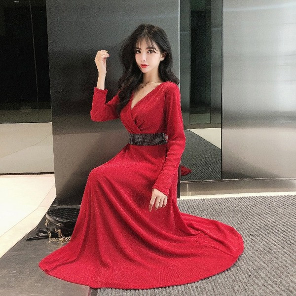 Rochie modernă de damă cu decolteu spitz și curea în roșu și negru