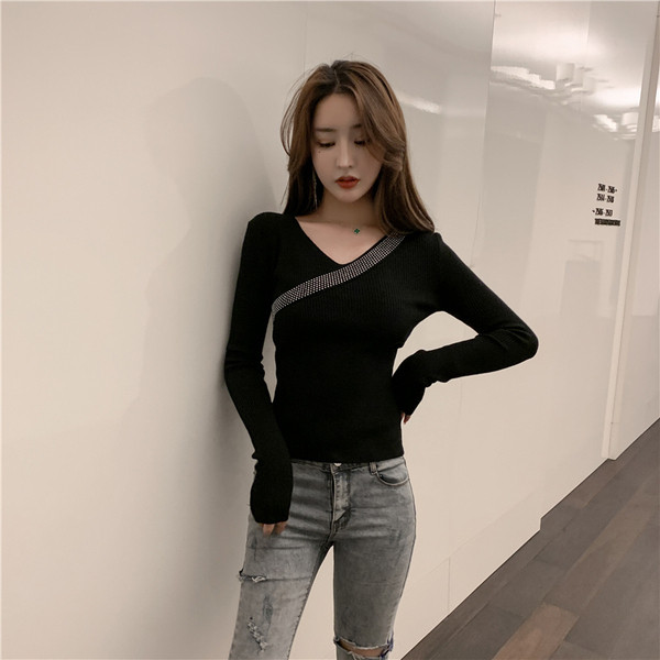 Bluză de damă moale cu decolteu spitz în alb și negru