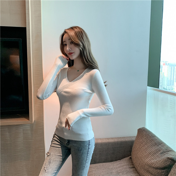 Bluză de damă moale cu decolteu spitz în alb și negru