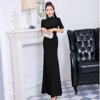 Modern női hosszú ruha rövid ujjal és magas gallérral piros és fekete színben