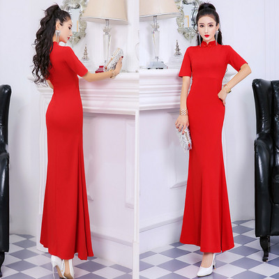 Modern női hosszú ruha rövid ujjal és magas gallérral piros és fekete színben