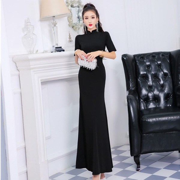 Modern női hosszú ruha rövid ujjal és magas gallérral piros és fekete színben