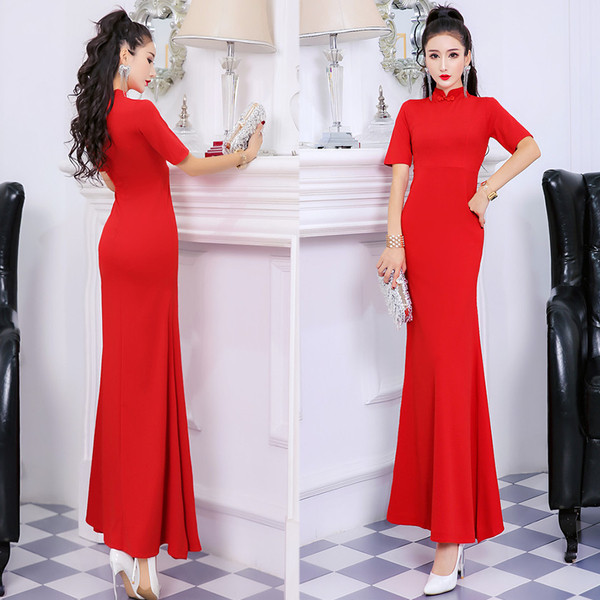 Modern női hosszú ruha rövid ujjal és magas gallérral piros és fekete színben