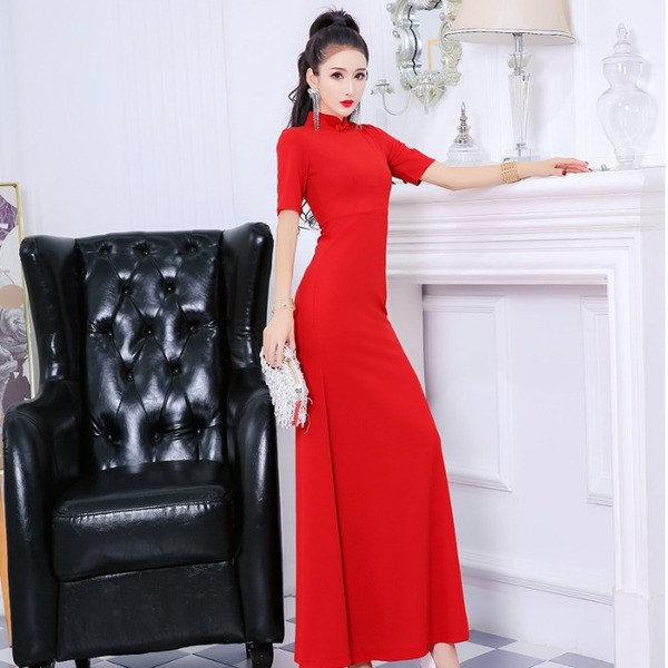 Modern női hosszú ruha rövid ujjal és magas gallérral piros és fekete színben