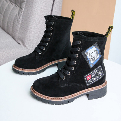 Modern női bőrcsizma két színben és emblémával