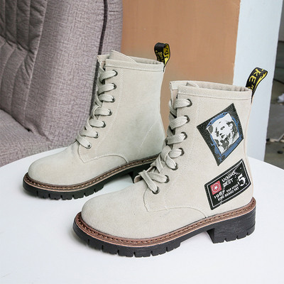 Modern női bőrcsizma két színben és emblémával