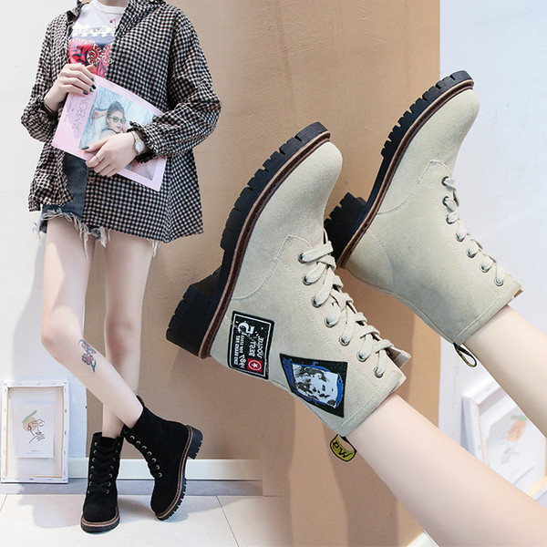 Modern női bőrcsizma két színben és emblémával