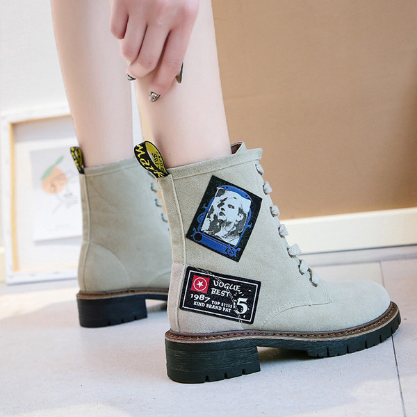 Modern női bőrcsizma két színben és emblémával