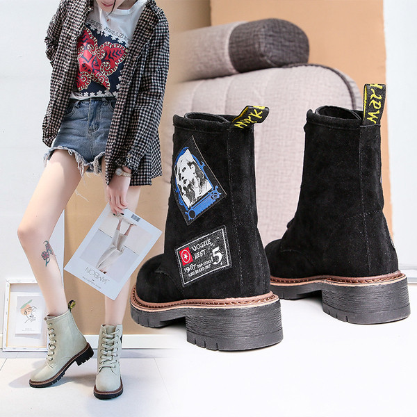 Modern női bőrcsizma két színben és emblémával