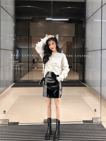 Női pulóver fehér és kék színben, rojtokkal