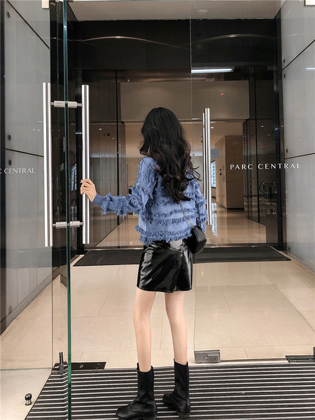 Női pulóver fehér és kék színben, rojtokkal