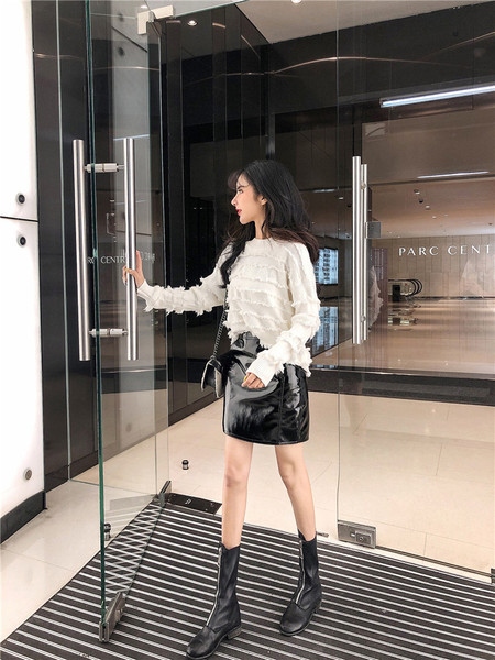 Női pulóver fehér és kék színben, rojtokkal