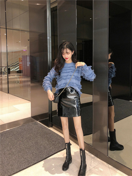 Női pulóver fehér és kék színben, rojtokkal