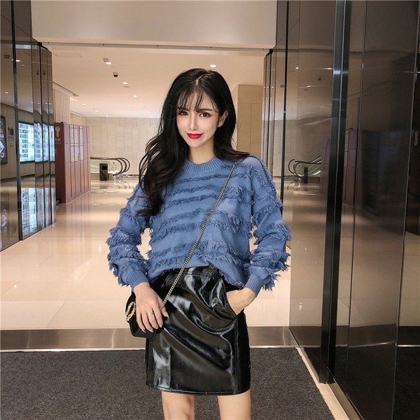 Női pulóver fehér és kék színben, rojtokkal