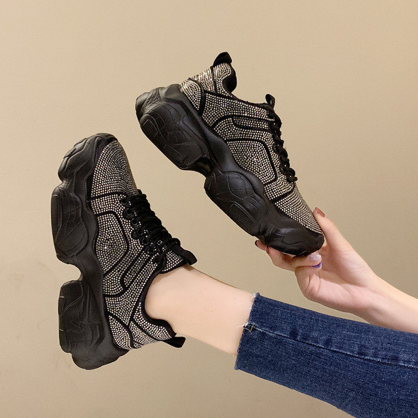 Adidași moderni de damă și pietre în două culori