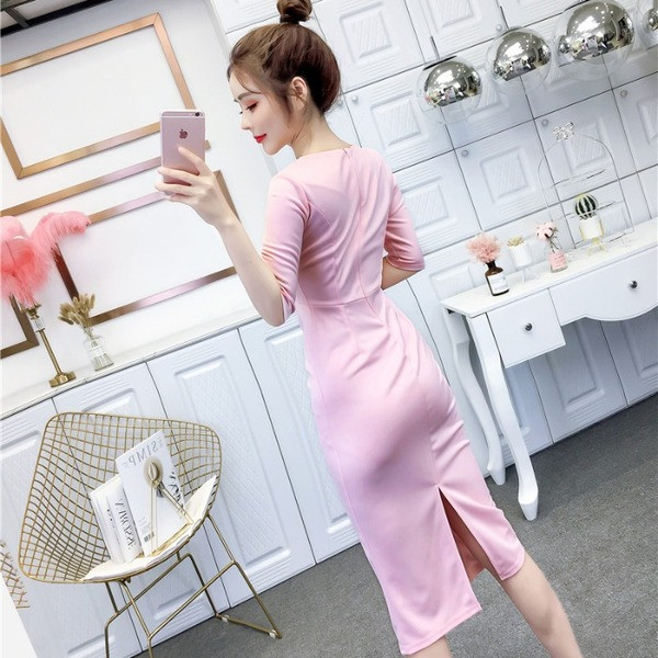 Rochie elegantă de damă cu mâneci 3/4 și decolteu spitz în albastru și roz