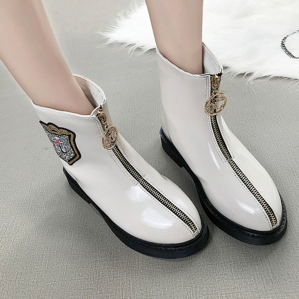 Női bőrcsizma cipzárral és kövekkel fekete-fehér színben