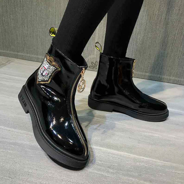 Női bőrcsizma cipzárral és kövekkel fekete-fehér színben