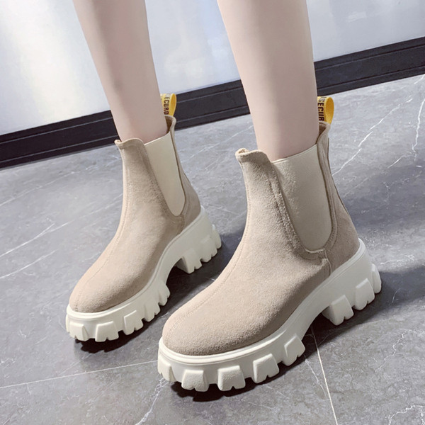 Cizme actuale de dama din piele intoarsa cu talpa aspra in negru si bej