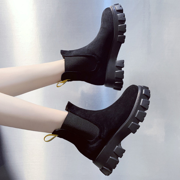 Cizme actuale de dama din piele intoarsa cu talpa aspra in negru si bej