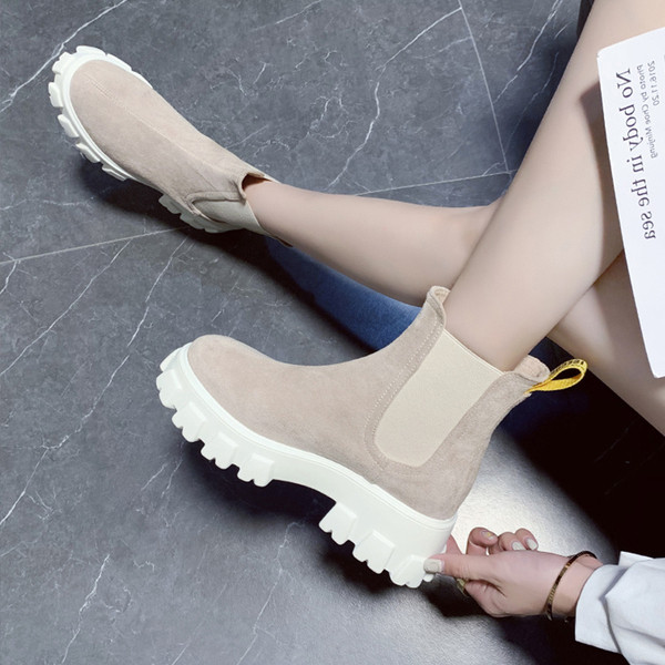 Cizme actuale de dama din piele intoarsa cu talpa aspra in negru si bej