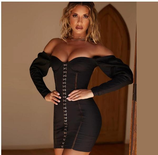 Rochie scurtă de damă modernă, cu mâneci lungi și decolteu adânc în alb-negru