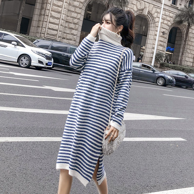 Rochie lunga tricotata cu dungi cu guler polo in doua culori