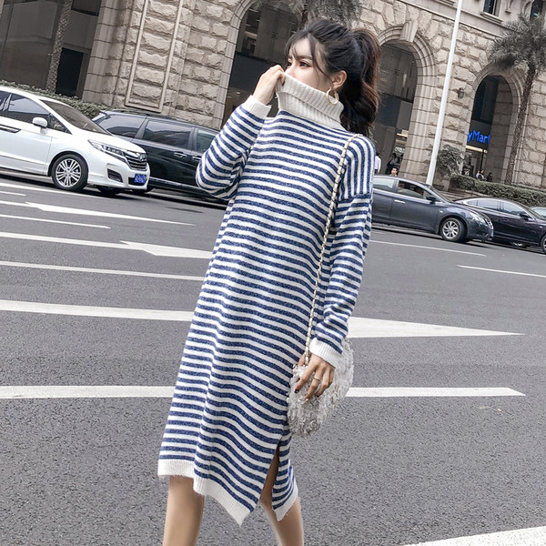 Rochie lunga tricotata cu dungi cu guler polo in doua culori