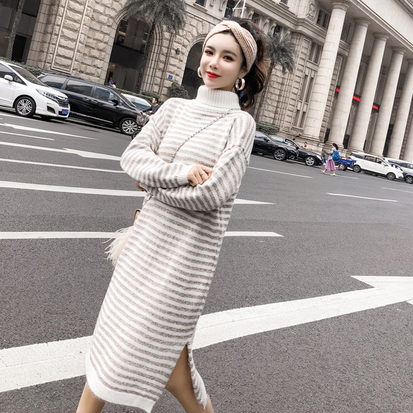 Rochie lunga tricotata cu dungi cu guler polo in doua culori