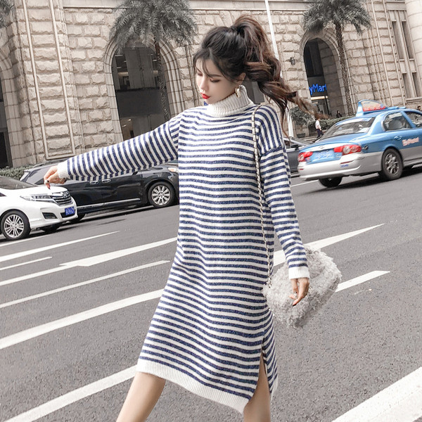 Rochie lunga tricotata cu dungi cu guler polo in doua culori