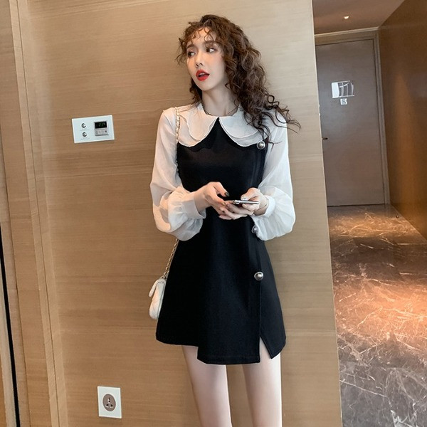 Rochie de dama moderna cu nasturi si crapatura in negru