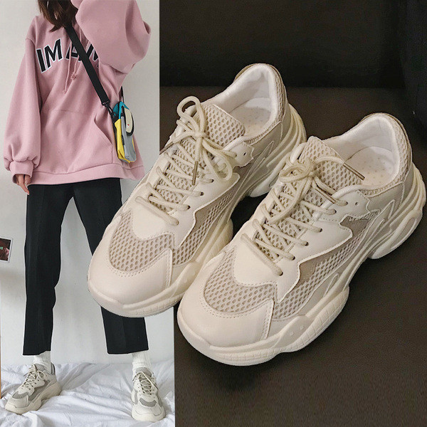 Alkalmi női tornacipő durva talppal, bézs színben