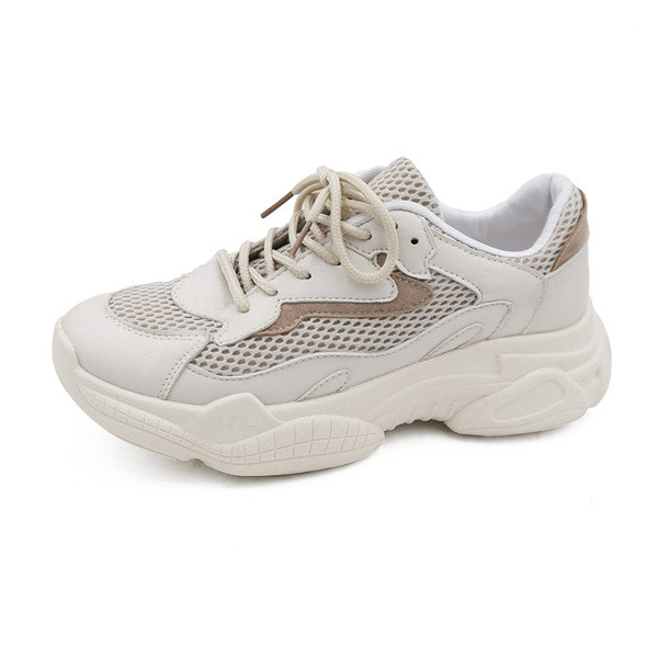 Alkalmi női tornacipő durva talppal, bézs színben