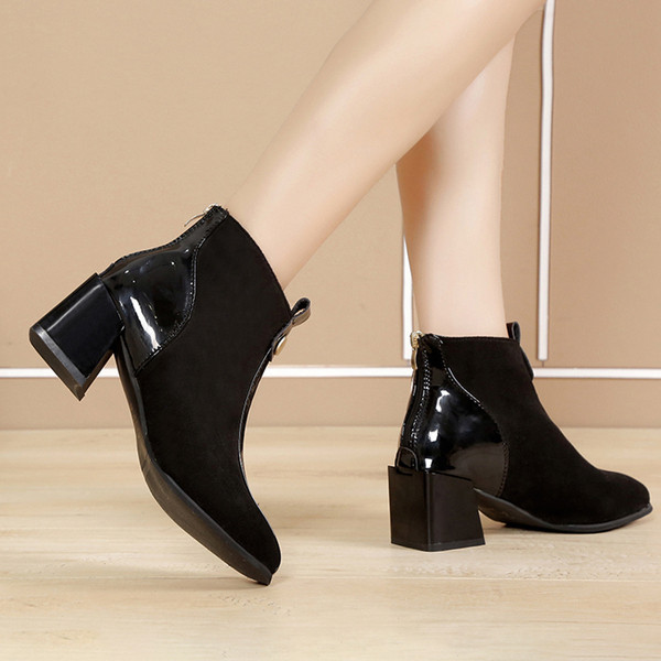 Fekete-fehér, vastag sarkú női csizma