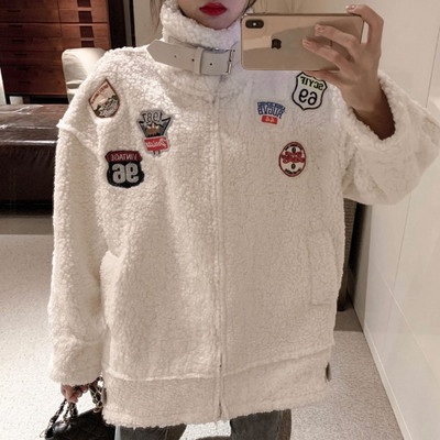 Jachetă lungă de puf în alb și negru cu aplicații