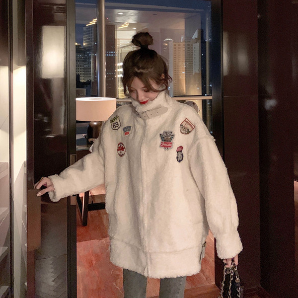 Jachetă lungă de puf în alb și negru cu aplicații