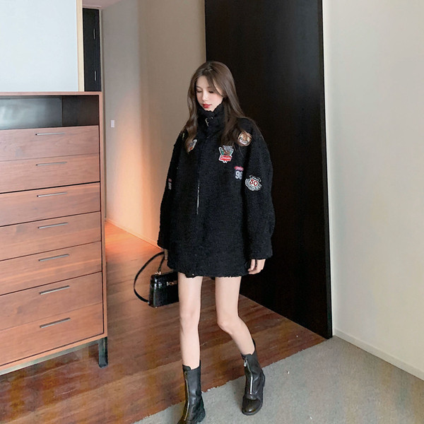 Jachetă lungă de puf în alb și negru cu aplicații