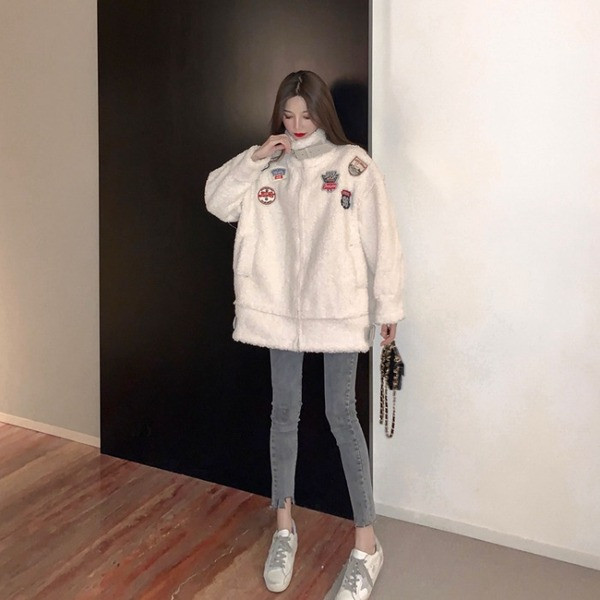 Jachetă lungă de puf în alb și negru cu aplicații