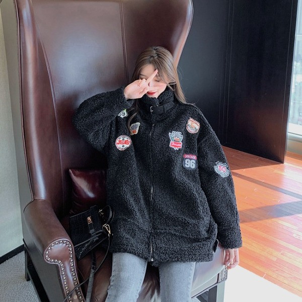 Jachetă lungă de puf în alb și negru cu aplicații