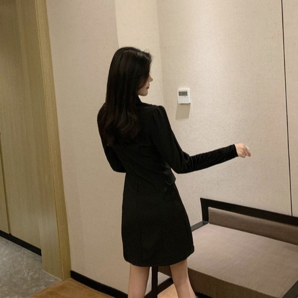 Rochie elegantă de damă, cu decolteu spitz și cu fantă în negru