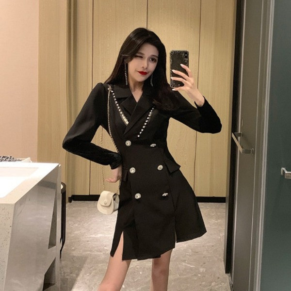 Rochie elegantă de damă, cu decolteu spitz și cu fantă în negru