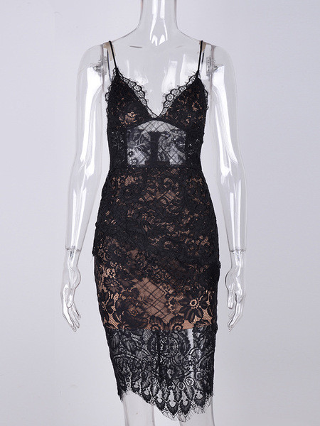 Modern női ruha vékony pántokkal és csipkével fehér és fekete színben