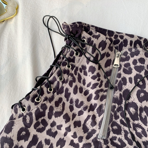 Pantaloni scurți moderni de dama cu sireturi si model animal in doua culori