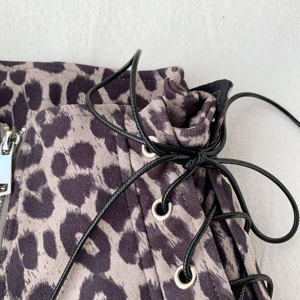 Pantaloni scurți moderni de dama cu sireturi si model animal in doua culori