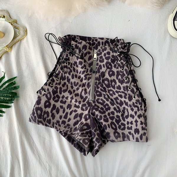 Pantaloni scurți moderni de dama cu sireturi si model animal in doua culori