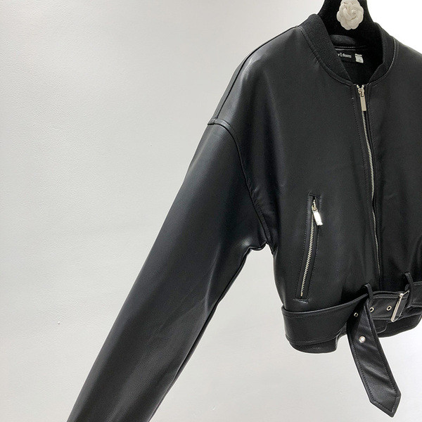 Geaca scurta de dama din piele ecologica de culoare neagra cu fermoar si curea