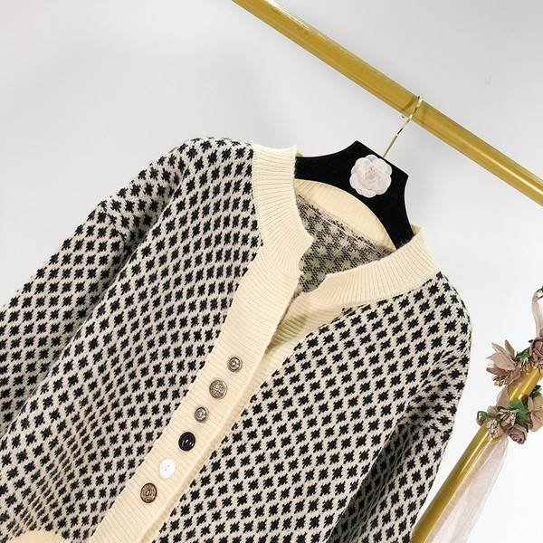 Vesta scurta de dama cu nasturi diferiti