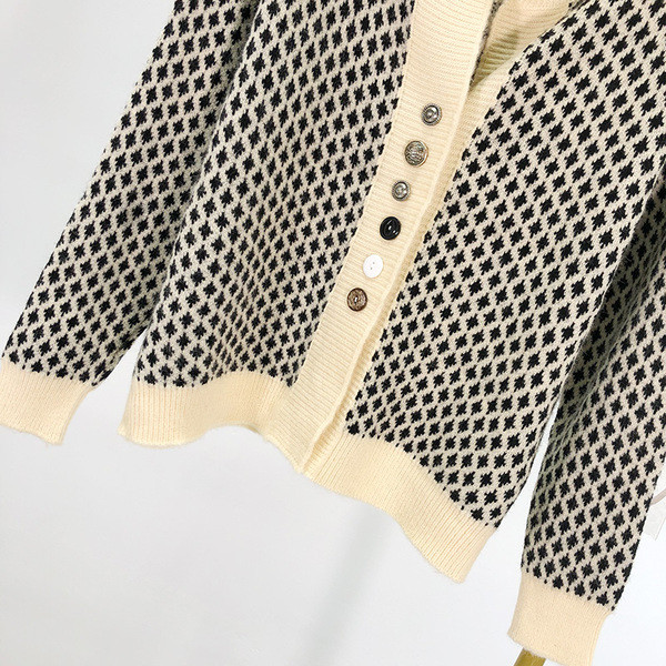 Vesta scurta de dama cu nasturi diferiti